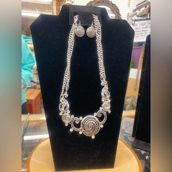 Silvertone 3pc Swirl  Necklace Set - Picture 1 of 3